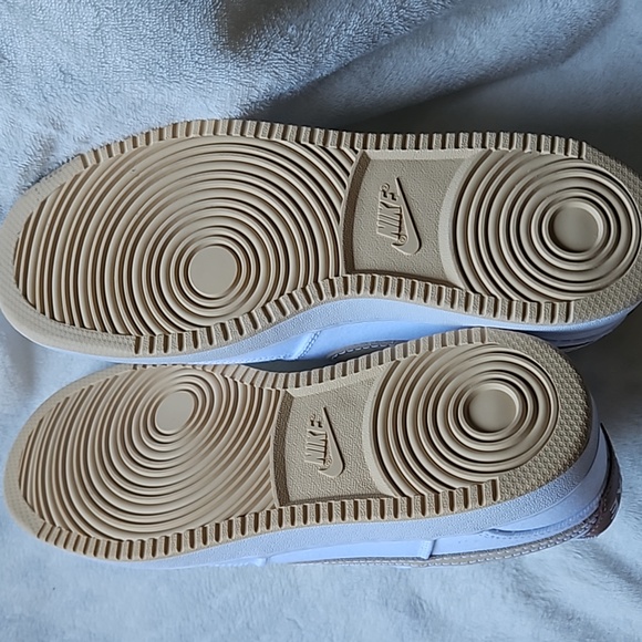 Nike - Picture 5 of 8